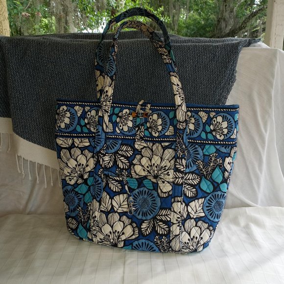 Vera Bradley Handbags - ***FLASH SALE***Vera Blue Bayou tote  EUC